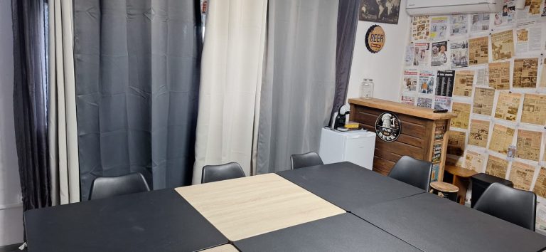 Salle de réunion moderne Le P'tit Loft Fort-de-France Location salle réunion équipée climatisée Fort-de-France Table réunion écran TV Le P'tit Loft